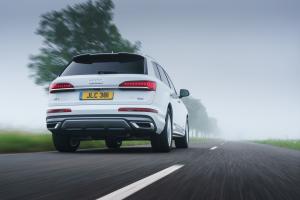 Audi Q7 55 TFSI e Quattro S-Line 2020 года  (UK)
